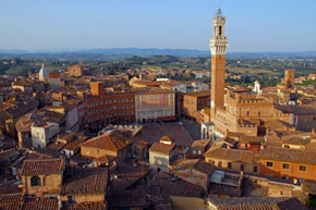 Blick auf die Altstadt und den Piazza del Campo in Siena